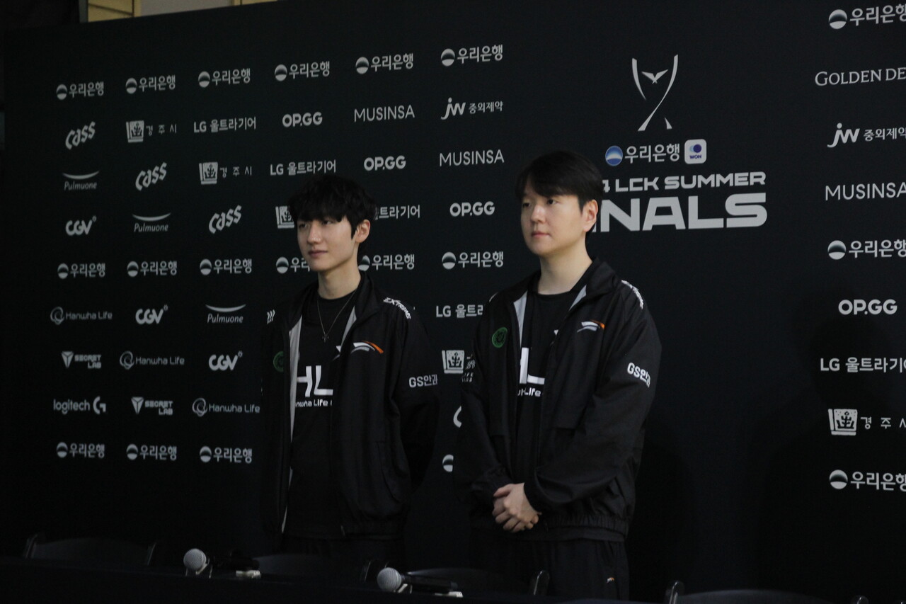 (왼쪽부터) 한왕호 '피넛' 선수, 최인규 한화생명e스포츠 감독. [사진=김민우 기자]