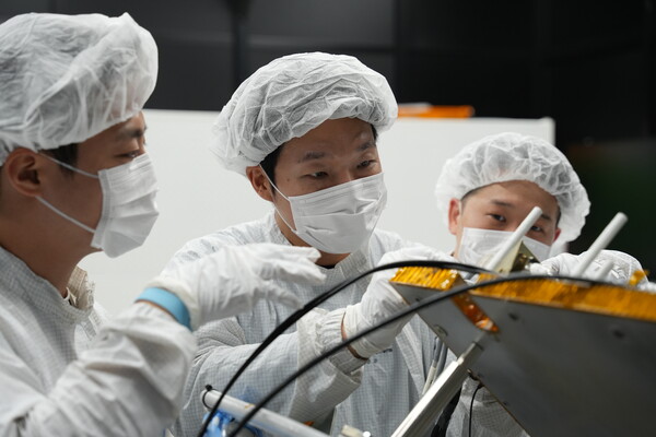 한화시스템 우주연구소 위성시스템 연구원들이 SAR센서 탑재체 전자부 및 안테나 연동시험 결과를 분석중이다. 왼쪽부터) 이진규 연구원, 김성필 연구원, 이명재 연구원. [한화시스템 제공=뉴스퀘스트]