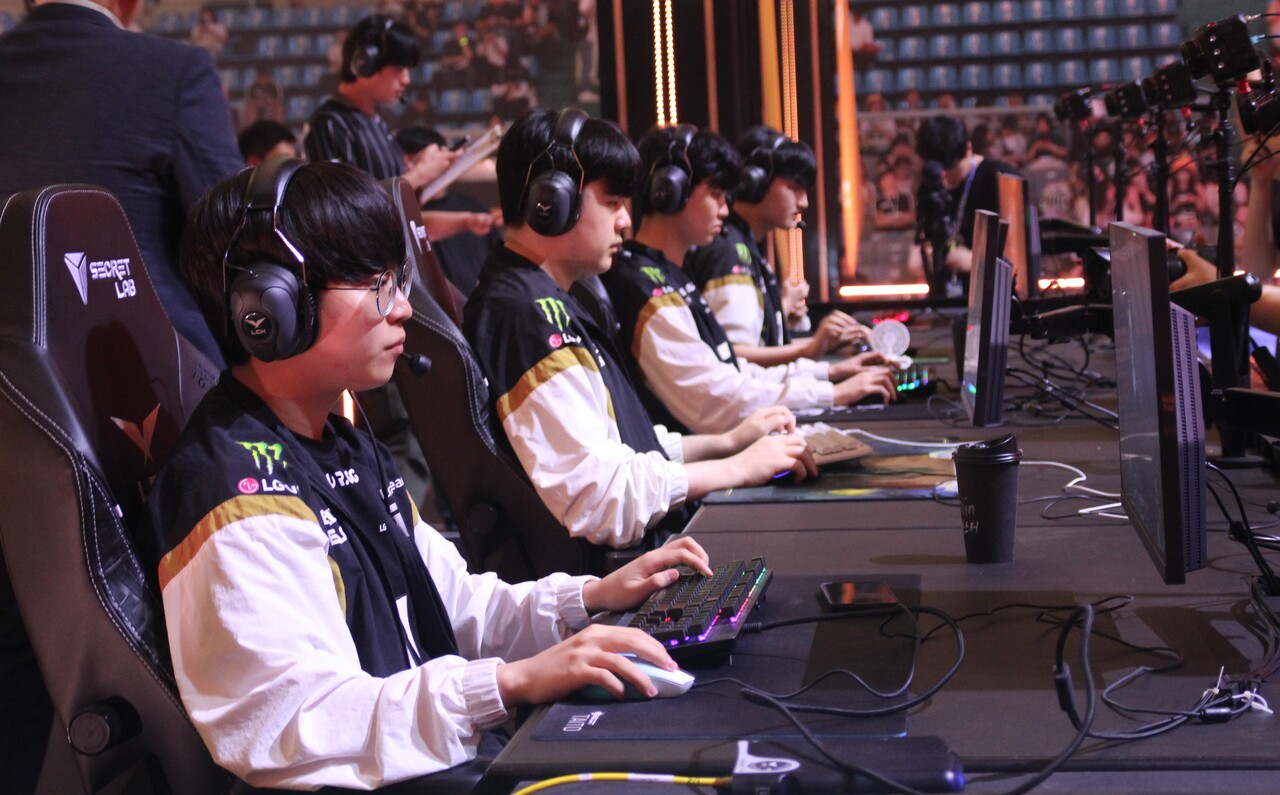   젠지e스포츠가 잭스의 캐리를 바탕으로 승리를 따냈다. (사진 맨앞) 김기인 '기인' 선수. [사진 =김민우 기자]