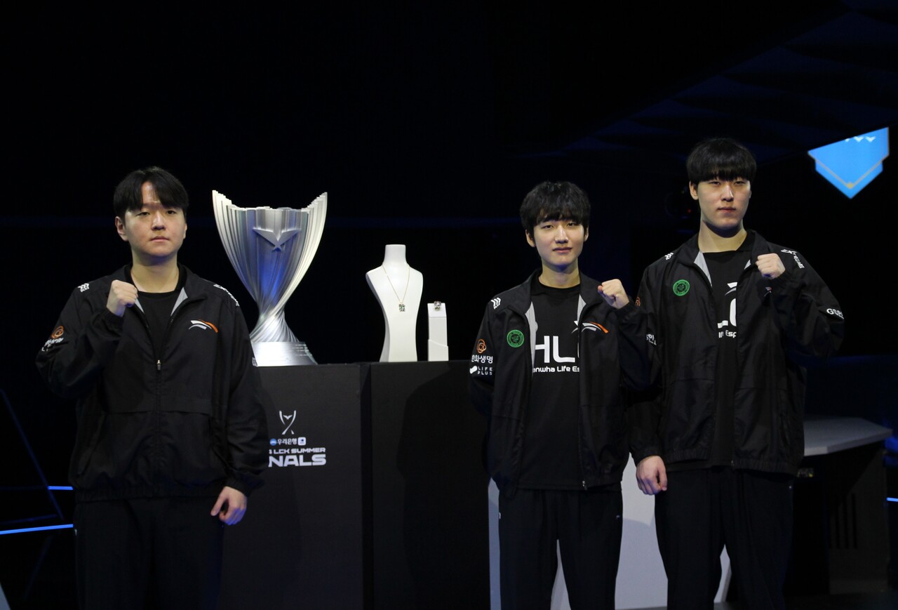 한화생명e스포츠가 2018년 구단 인수 후 첫 우승을 차지했다. (왼쪽부터) 최인규 감독, 한왕호 '피넛',  김건우 '제카' 선수. [사진=김민우 기자]