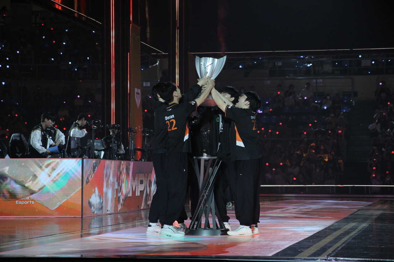 한화생명e스포츠가 2018년 구단 인수 후 첫 우승컵을 거머쥐었다. [사진=김민우 기자]