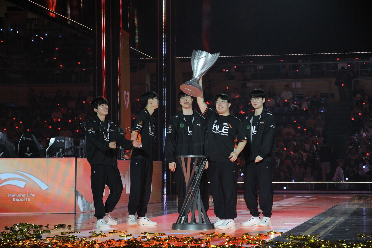 한화생명은 1세트를 이겼으나 이후 2세트, 3세트를 내리 지며 우승과 멀어지는 듯 했다. 하지만 4세트를 잡아내고 5세트에는 완벽한 운영을 보여주며 2018년 구단 인수 후 첫 우승이라는 영예를 안게됐다. [사진=김민우 기자]