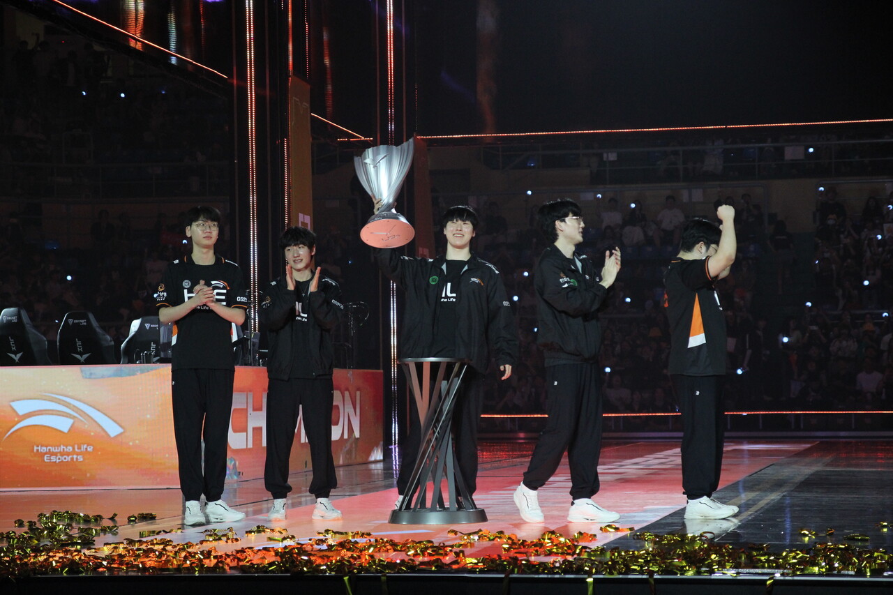 김건우 '제카' 선수가 우승컵을 들어보이고 있다. [사진=김민우 기자]