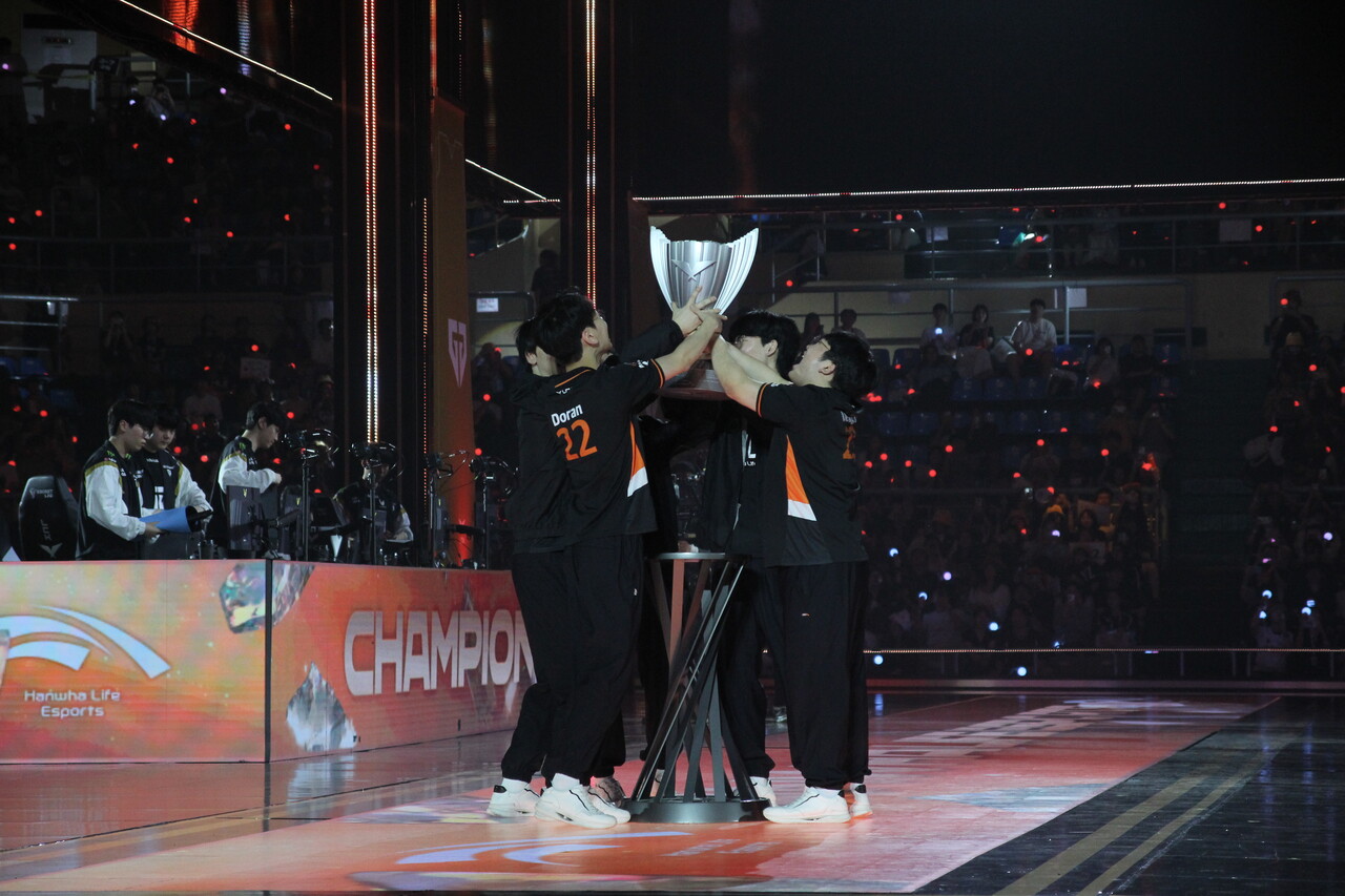 한화생명e스포츠 선수들이 우승컵을 들어올리고 있다. [사진=김민우 기자]