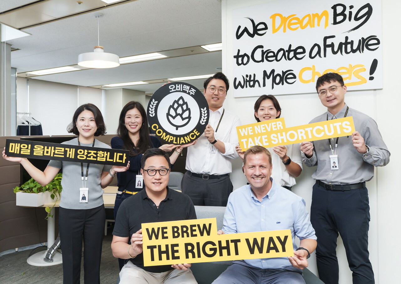 오비맥주는 ‘준법(컴플라이언스)의 달’을 맞아 임직원의 컴플라이언스 역량을 강화하고 준법·윤리경영 내재화, 생활화를 위해 다양한 준법 프로그램을 실시한다고 9일 밝혔다. 배하준 오비맥주 대표(사진 앞줄 오른쪽)와 구자범 정책홍보부문 수석부사장(사진 앞줄 왼쪽)이 직원들과 함께 준법의 달 행사를 열고 기념촬영하는 모습. [오비맥주 제공=뉴스퀘스트]