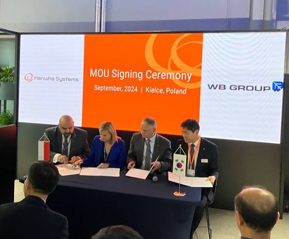 한화시스템은 지난 4일(현지시각) 폴란드 MSPO 전시 현장에서 폴란드 대표 방산그룹 WB와 폴란드 및 유럽내 우주사업개발을 위한 중장기적 사업 협력 MOU를 체결했다. [한화시스템 제공=뉴스퀘스트]