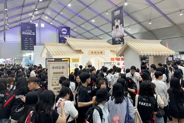 우리은행이 지난 7일과 8일 경주 실내체육관에서 ‘2024 LCK 서머 결승전’ 관람객들을 위해 우리은행 이벤트 부스 ‘우리도원’을 운영했다. [사진=우리은행]