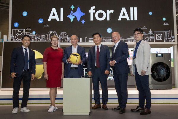 6일(현지 시간) 올라프 숄츠(Olaf Scholz) 독일 총리가 베를린에서 열리고 있는 'IFA 2024' 삼성전자 전시관을 방문했다. (사진 좌측부터) 김만영 삼성전자 독일법인장(부사장), 프란치스카 기페이 베를린 상원의원, 올라프 숄츠 독일 총리, 한종희 삼성전자 대표이사 부회장, 카이 베그너 베를린 시장, 용석우 삼성전자 영상디스플레이사업부장(사장) [삼성전자 제공=뉴스퀘스트]