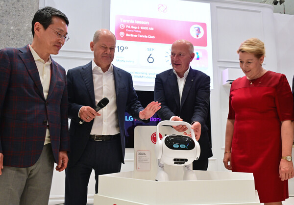 6일(현지시간) 독일 베를린에서 열리고 있는 유럽 최대 가전전시회 'IFA 2024' 현장을 방문한 올라프 숄츠 독일 총리가 LG전자 부스를 찾았다. (사진 왼쪽부터) LG전자 조주완 CEO, 올라프 숄츠 독일 총리, 카이 베그너 베를린 시장, 프란치스카 기페이 베를린 상원의원 [LG전자 제공=뉴스퀘스트]