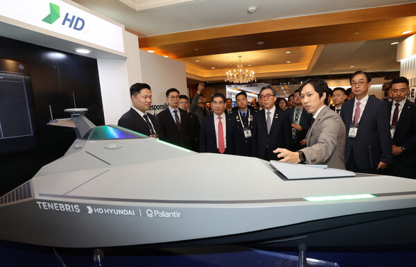 서울 중구 롯데호텔에서 9일 열린 ‘REAIM Summit 2024’에서 조태열 외교부 장관(앞줄 우측으로부터 세 번째), 김용현 국방부 장관(앞줄 우측으로부터 네 번째)이 HD현대 부스를 찾아 무인함정 기술에 대한 설명을 듣고 있다. [HD현대 제공=뉴스퀘스트]