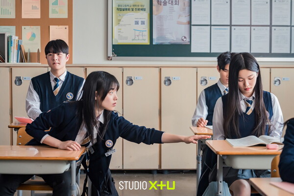 LG유플러스의 콘텐츠 전문 스튜디오 STUDIO X+U 하이틴 드라마 ‘프래자일’을 공개하며 장르 다변화에 나선다. 사진은 프래자일 1화 스틸컷. [STUDIO X+U 제공=뉴스퀘스트]