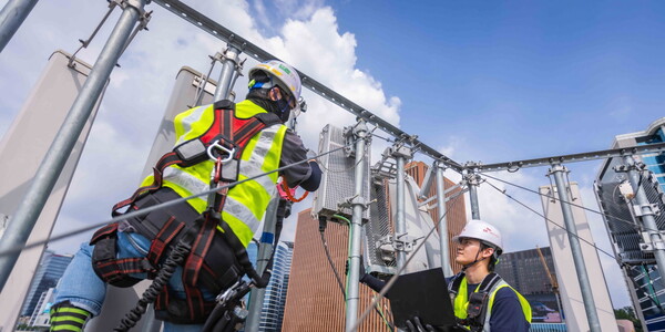 SK텔레콤과 SK오앤에스 엔지니어가 서울역 인근에서 통신장비를 점검하는 모습 [SK텔레콤 제공=뉴스퀘스트]