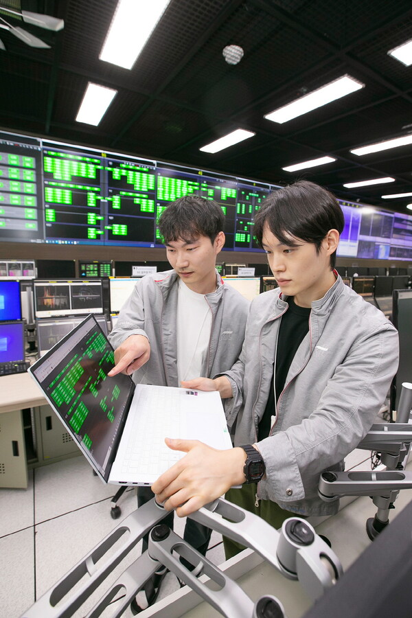 KT 네트워크 전문가가 경기도 과천시 네트워크 관제센터에 마련된 종합상황실에서 전국 통신 현황을 점검하고 있다. [KT 제공=뉴스퀘스트]