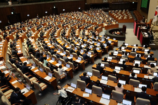 내년 1월 도입 예정인 금융투자소득세를 놓고, 개인투자자들이 강하게 반대하고 있는 가운데 여당과 야당이 해당 제도 도입 여부를 놓고 맞서고 있다. 국회 본회의장 모습. [사진=연합뉴스]