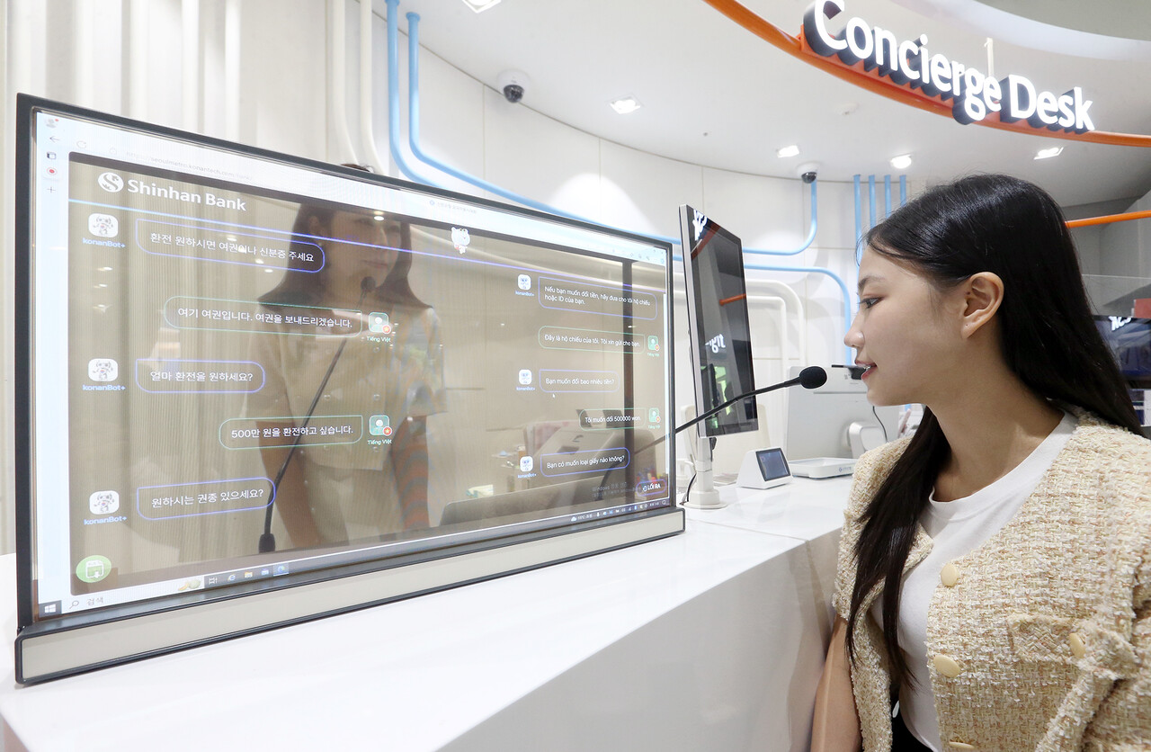 SK텔레콤이 인공지능(AI) 동시 통역 솔루션 '트랜스 토커' 고객 확대에 속도를 내고 있다. 사진은 울시 성동구 소재 신한은행 한양대학교 지점에서 외국인이 ‘트랜스 토커’를 활용해 직원과 상담하고 있는 모습. [SK텔레콤 제공=뉴스퀘스트]