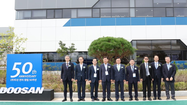 전북특별자치도 김관영 도지사(왼쪽 넷째), 김제시 정성주 시장(왼쪽 여섯째), 서백현 김제시의회의장(왼쪽 셋째), 산업통상자원부 이승렬 산업정책실장(왼쪽 둘째), ㈜두산 문홍성 사장(왼쪽 다섯째), 유승우 사장(왼쪽 여덟째) 등 참석자들이 기념사진을 촬영하고 있다. [두산 제공=뉴스퀘스트]