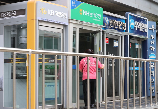 올해 초부터 상승세를 이어오던 은행주가 최근 금융당국의 규제 강화와 미국발 악재로 하락했지만, 증권업계는 실적 유지, 주주환원 정책 강화 등으로 주가 상승 여력이 충분한 것으로 분석했다. 서울 시내에 설치된 주요 은행들의 현금인출기 부스. [사진=연합뉴스]