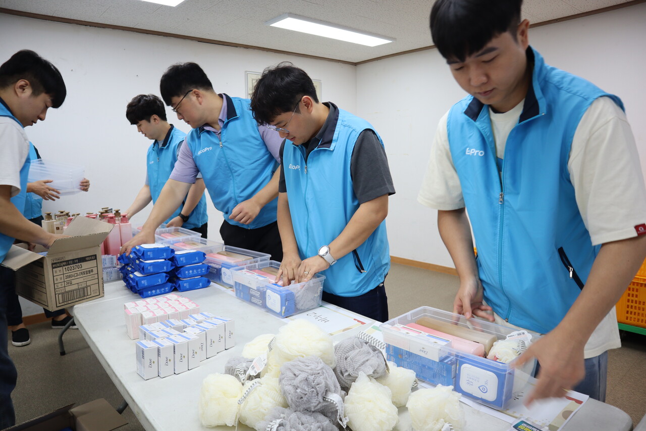 에코프로 임직원들이 지난 11일 한가위 온정 나눔 행사에서 봉사활동을 하고 있다. [에코프로 제공=뉴스퀘스트]