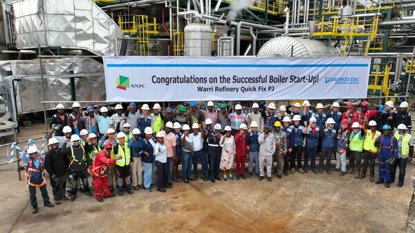 와리 정유시설 긴급 보수공사 현장의 직원들이 보일러 가동 축하 기념 사진을 촬영하고 있다. [대우건설 제공=뉴스퀘스트]