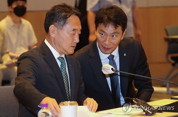 김태현 국민연금공단 이사장(왼쪽)과 이복현 금융감독원장이 12일 서울 여의도 FKI타워 컨퍼런스센터에서 열린 자본시장 선진화를 위한 열린 토론회에서 대화를 나누고 있다. [사진=연합뉴스]