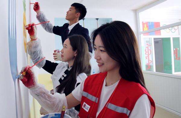 LG전자 임직원과 'LG전자 ESG 아카데미' 학생들로 구성된 라이프스굿(Life's Good) 봉사단이 9일부터 닷새간 몽골 울란바토르 샤하르트 79번 학교에서 몽골 학생들과 함께 급식실 내부 벽화 작업을 진행하고 있다. [LG전자 제공=뉴스퀘스트]