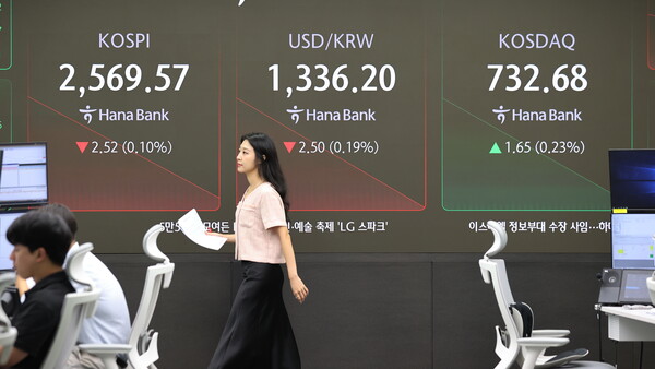 NH투자증권은 미국 증시와 비교했을 대 코스피 지수의 부진 원인에 대해 ▲수출 상승동력 둔화 ▲대형 반도체 기업의 주가 부진 ▲낮아지는 실적 개선 가능성 ▲한국은행의 제한적인 정책 여력 등을 지목했다. 하나은행 딜링룸 모습. [사진=연합뉴스]