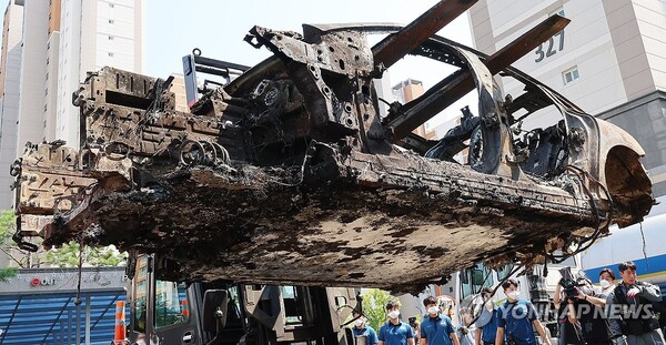 자동차 업계가 전기차 화재와 관련해 잘못해 정보와 막연하 오해가 전기차에 대한 불안감을 확산하고 있다며 명확한 사실관계를 통해 오해를 바로잡기에 나섰다. [사진=연합뉴스]