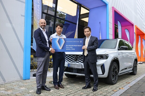 (사진 좌측부터) 엠마누엘 알나와킬 르노코리아 영업마케팅본부장, 허수수 고객, 황재섭 르노코리아 영업 및 네트워크 총괄 전무가 13일 르노 성수에서 개최된 '뉴 르노 그랑 콜레오스 E-Tech 하이브리드' 특별 인도식에서 기념사진을 촬영하고 있다. [르노코리아 제공=뉴스퀘스트]