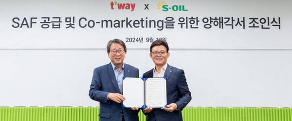 19일 서울 강서구 티웨이항공 훈련센터에서 정홍근 티웨이항공 대표이사(좌측)와 안종범 S-OIL 마케팅총괄 사장(우측)이 참석한 가운데 '지속가능항공유(SAF) 공급 업무협약(MOU)'을 진행했다. [S-OIL 제공=뉴스퀘스트]