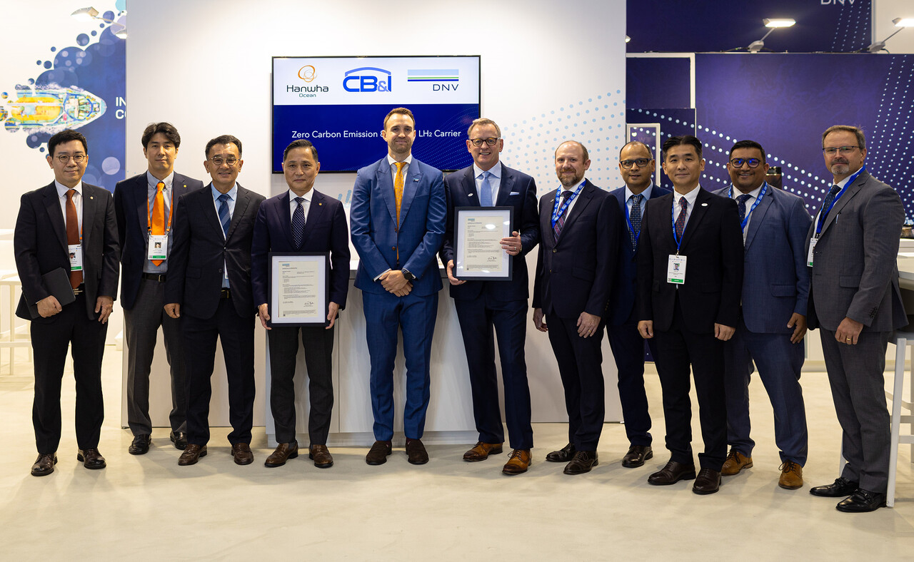 휴스턴에서 열리고 있는 가스텍2024에서 한화오션 제품전략기술원장 손영창 부사장(왼쪽에서 네번째)과 DNV 마틴 손드레 카트라이트 가스선종 글로벌 영업본부장(왼쪽에서 다섯번째), CB&I 마크 버츠 대표(왼쪽에서 여섯번째) 등 3사 관계자들이 참석한 가운데 액화수소운반선에 대한 기본 인증식을 가졌다. [한화오션 제공=뉴스퀘스트]