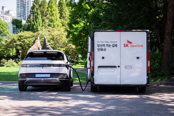 SK일렉링크 방문충전 서비스 차량. 현대차의 전동화 비즈니스 플랫폼 ‘ST1’에 에너캠프의 전기차 급속충전기가 탑재돼있다. [SK일렉링크 제공=뉴스퀘스트]