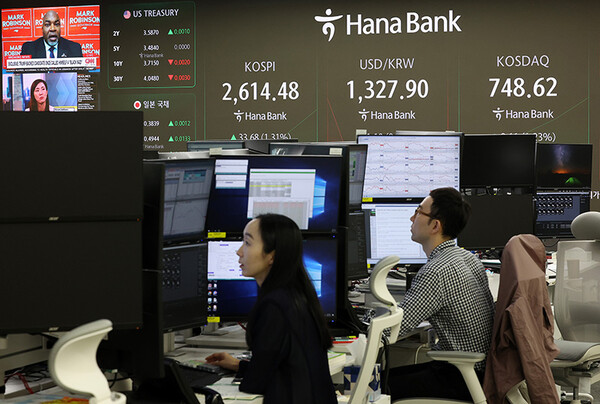 20일 오전 서울 중구 하나은행 딜링룸에서 직원들이 업무를 보고 있다. 이날 코스피지수는 23.03포인트(0.89%) 오른 2603.83에, 코스닥지수는 6.62포인트(0.90%) 오른 746.13에 개장했다. [사진=연합뉴스]