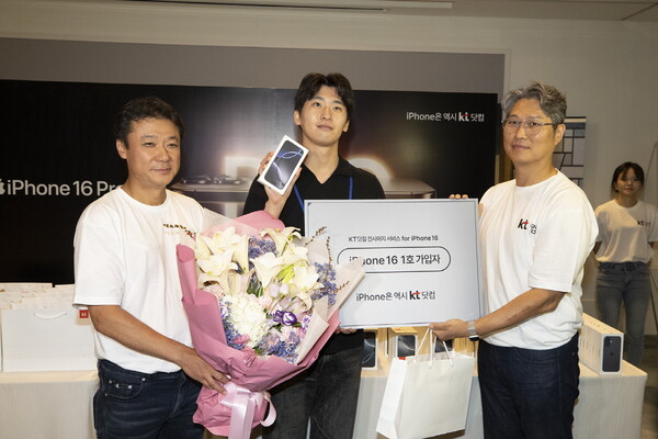 안다즈 호텔에서 열린 iPhone 16 개통 행사에서 (왼쪽부터) KT 이병무 고객경험혁신본부장, 1호 개통 고객, , KT O2O사업담당 신영준 상무가 기념사진을 촬영하고 있다. [KT 제공=뉴스퀘스트]