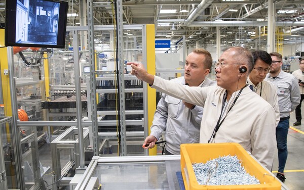 정의선 회장이 현대차 체코공장 내에 위치한 현대모비스 배터리시스템(BSA) 공장에서 현지 직원과 이야기를 나누고 있다. [현대자동차그룹 제공=뉴스퀘스트]