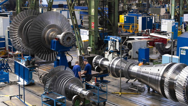 체코 플젠에 위치한 두산에너빌리티의 체코 자회사 두산스코다파워 공장에서 직원이 증기터빈을 살펴보고 있다. [두산에너빌리티 제공=뉴스퀘스트]