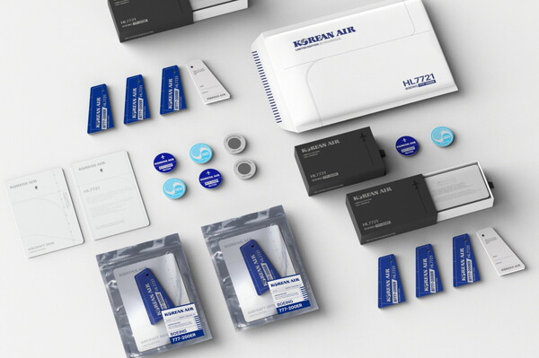 대한항공이 은퇴한  HL7721 항공기의 자재를 활용해 네임택과 골프 볼마커로 재탄생 시킨 업사이클링 굿즈를 출시했다. [대한항공 제공=뉴스퀘스트]