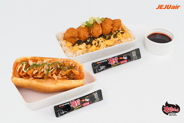 제주항공이 불닭소스를 활용한 불닭가라아게동과 불닭자이언트핫도그를 국제선 사전 주무 기내식 신메뉴로 개발했다. [제주항공 제공=뉴스퀘스트]