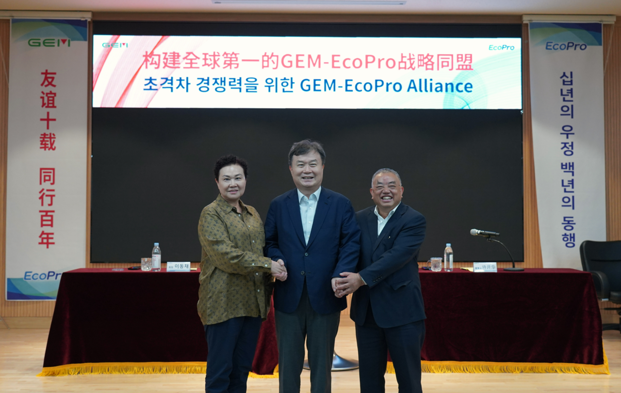 이동채 전 에코프로 회장(가운데)이 허개화 GEM 회장(오른쪽), 왕민 GEM 부회장(왼쪽)과 에코프로 본사에서 초격차 경쟁력을 위한 협력 방안을 논의했다. [에코프로 제공=뉴스퀘스트]