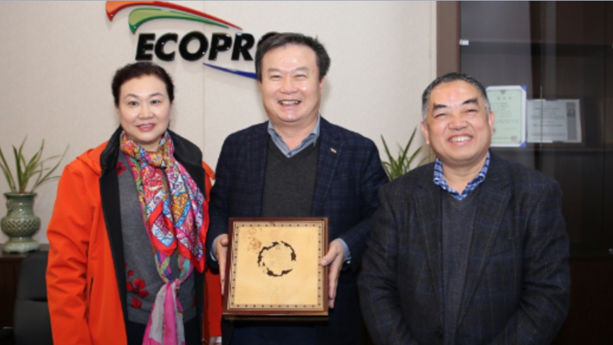 지난 2018년 허개화 GEM회장(오른쪽)과 왕민 부회장(왼쪽)이 에코프로 본사를 방문해 이동채 전 에코프로 회장과 기념사진을 촬영하고 있다. [에코프로 제공=뉴스퀘스트]