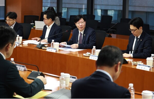 김소영 금융위원회 부위원장은 24일 서울 중구 한국금융연구원에서 개최한 금융시장 현안 점검·소통회의에서 관계기관, 시장 전문가들과 함께 글로벌 통화정책 전환 이후 경제·금융시장 상황과 향후 정책방향에 대해 논의했다. [금융위원회 제공=뉴스퀘스트]