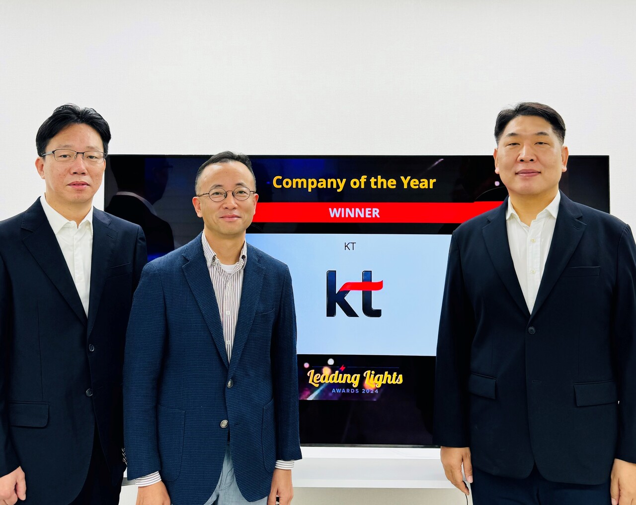 KT 네트워크기술본부장 구재형 상무(오른쪽 첫번째)를 비롯한 KT 임직원들이 리딩 라이트 어워즈 2024 수상 기념 촬영을 하고 있다. [KT 제공=뉴스퀘스트]