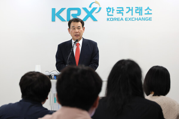 증권업계가 최근 코리아 밸류업 지수 발표 후 선정 종목에 대해 다양한 분석을 내놓고 있다.  정은보 한국거래소 이사장이 최근 서울 여의도 한국거래소 마켓스퀘어에서 코리아 밸류업 지수의 구성 종목 및 선정 기준 등에 대해 발표하고 있는 모습. [사진=연합뉴스]