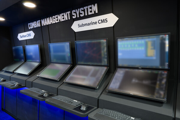 한화시스템이 ‘ADAS 2024’전시장에서 함정의 다양한 첨단 장비들을 통합 관리할 수 있는 ‘수상함 통합 전투체계(ICS, Integrated Combat System)’와‘잠수함 전투체계(CMS, Combat Management System)’를 선보이고 있다. [한화그룹 제공=뉴스퀘스트]