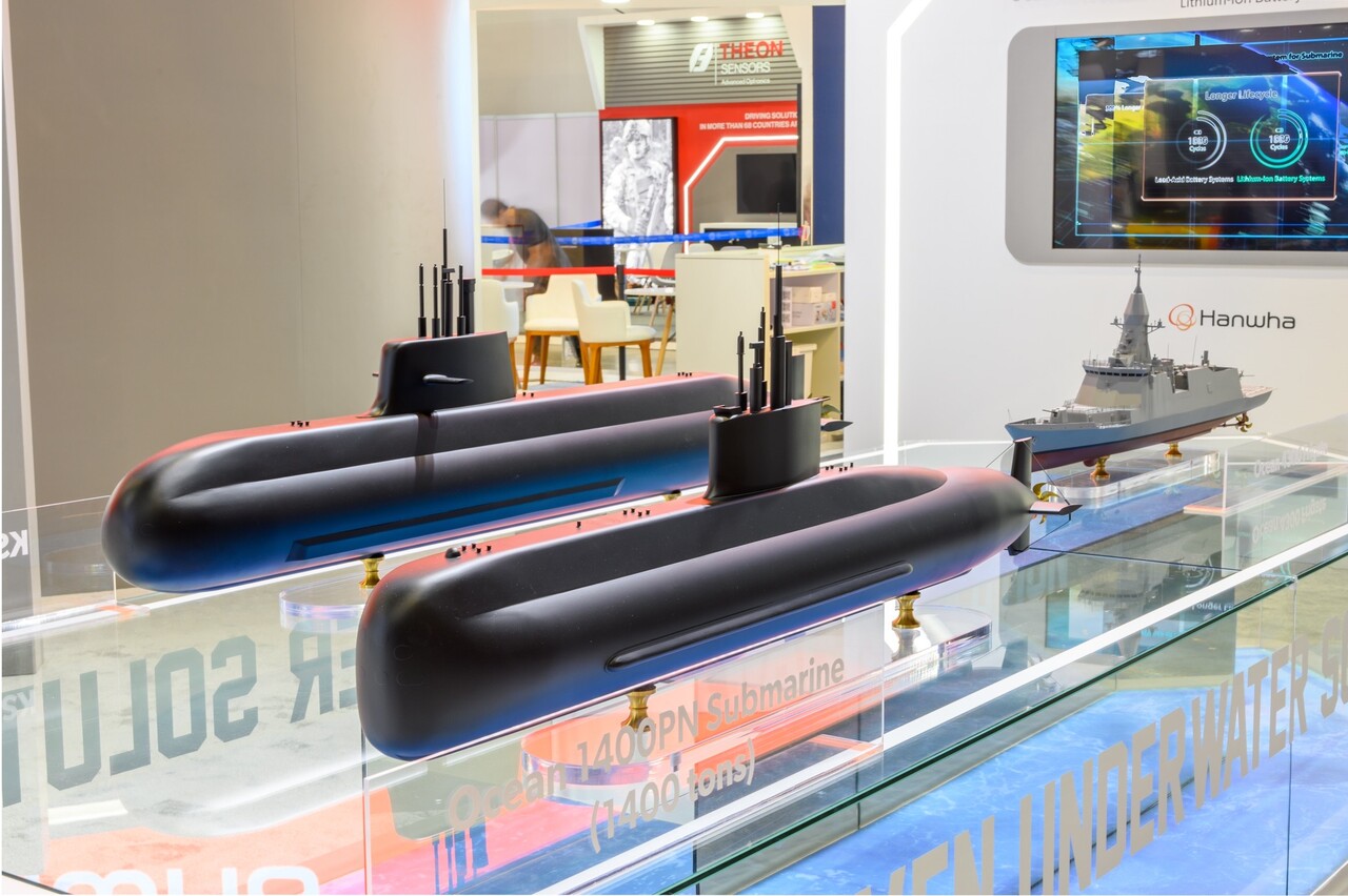 한화오션이 ‘ADAS 2024’전시에서 2800톤급 잠수함(KSS-III PN급) 및 1400톤급 잠수함 (Ocean1400 PN급) 그리고 4300톤급 수출형 호위함 모형을 전시하고 있다. [한화그룹 제공=뉴스퀘스트]