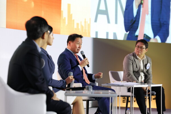 최태원 SK그룹 회장(왼쪽에서 3번째)이 지난 25일 울산전시컨벤션센터에서 열린 ‘2024 울산포럼’ 폐회식에 참석해 기술과 문화를 활용한 울산의 혁신방안에 대해 설명하고 있다. [SK 제공=뉴스퀘스트]