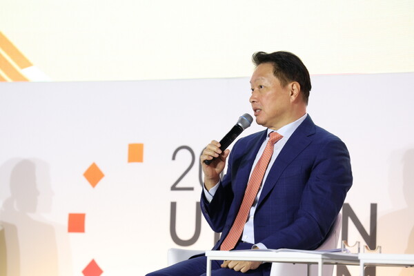 최태원 SK그룹 회장이 지난 25일 울산전시컨벤션센터에서 열린 ‘2024 울산포럼’ 폐회식에 참석해 기술과 문화를 활용한 울산의 혁신방안에 대해 설명하고 있다. [SK 제공=뉴스퀘스트]