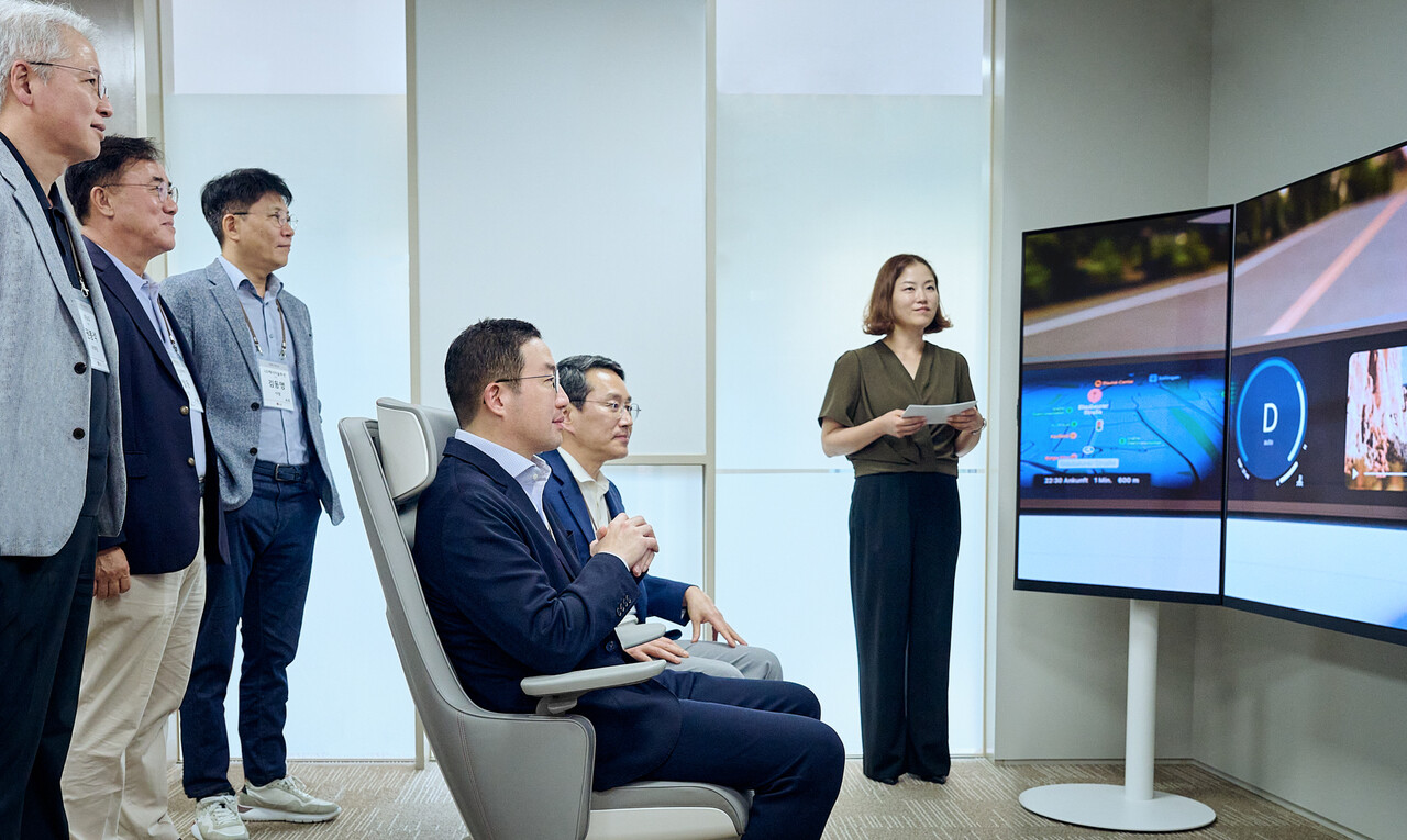 지난 25일 경기도 이천 LG인화원에서 열린 사장단 워크숍에 참석한 (주)LG 구광모 대표를 비롯한 LG최고경영진이 미래 모빌리티 AI 경험 공간을 체험하고 있다. [LG 제공=뉴스퀘스트]