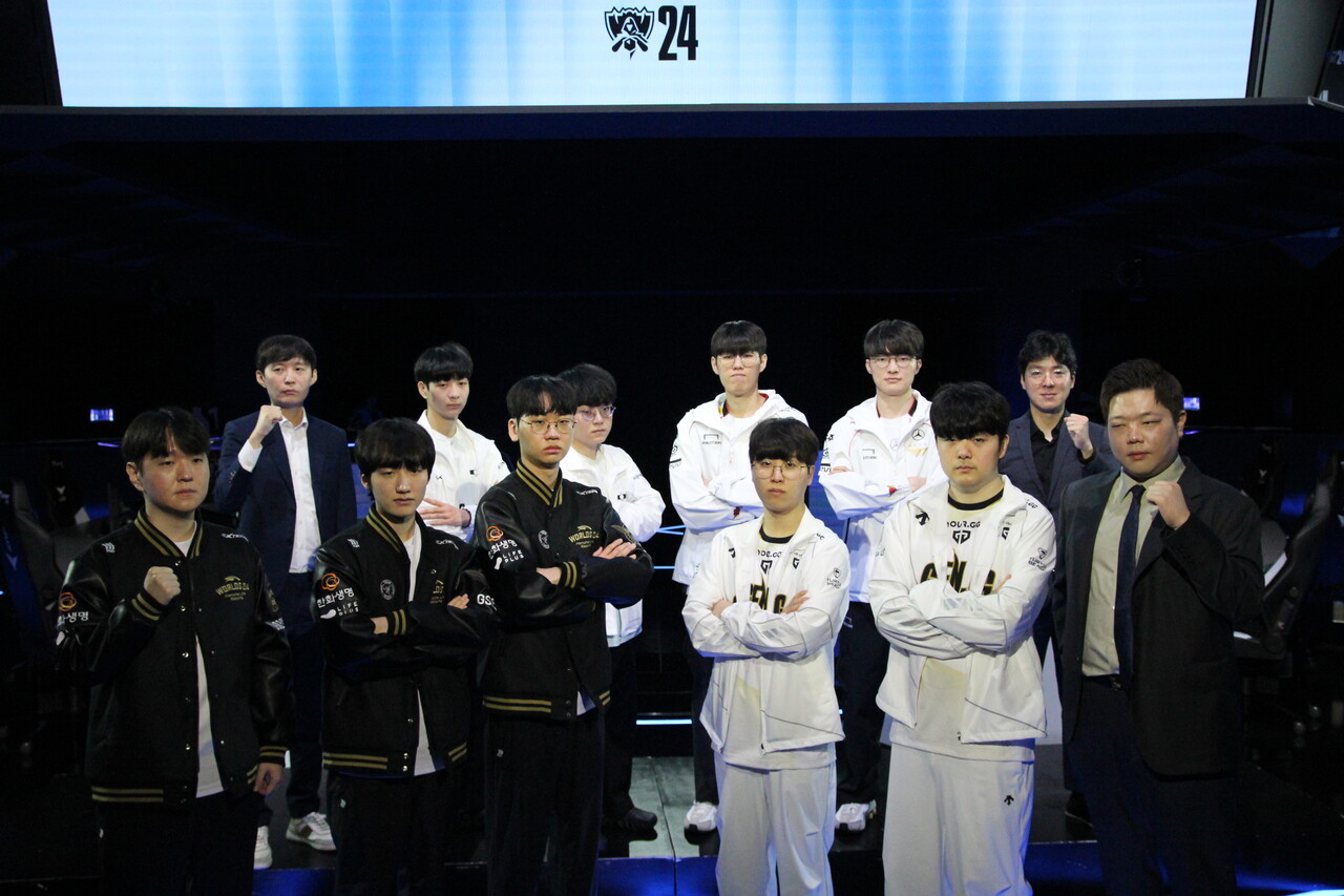 '월즈 2024'에 진출한 LCK 4팀이 26일 서울 종로구 롤파크에서 열린 '월즈 미디어데이'에 참가해 기념 사진을 촬영하고 있다. (사진 왼쪽 하단부터 시계방향으로) 한화생명e스포츠, 디플러스 기아, T1, 젠지e스포츠팀의 감독과 선수 2명. [사진=김민우 기자]