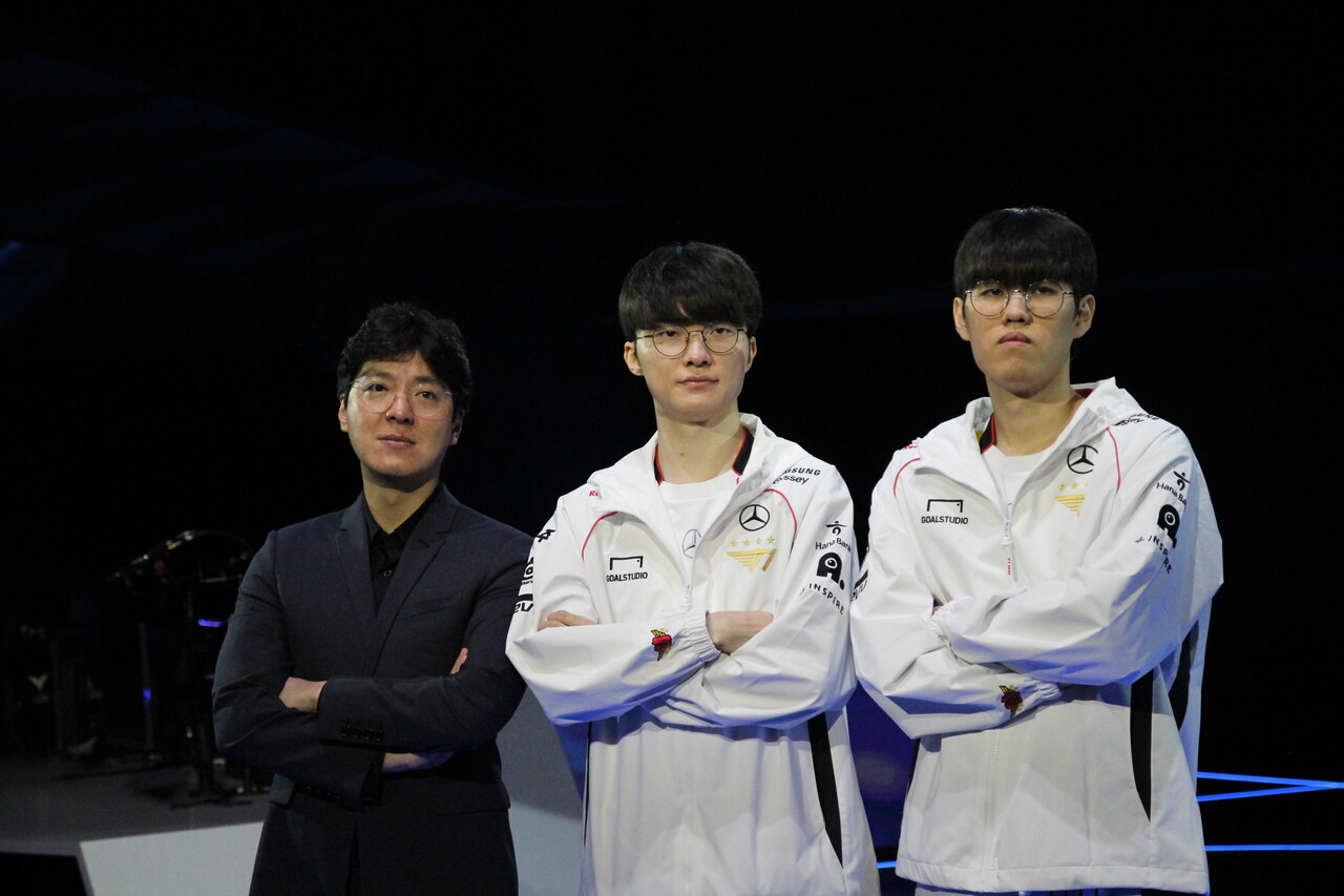 (사진 왼쪽부터) T1 김정균 감독, 이상혁 '페이커', 문현준 '오너' 선수. [사진=김민우 기자]