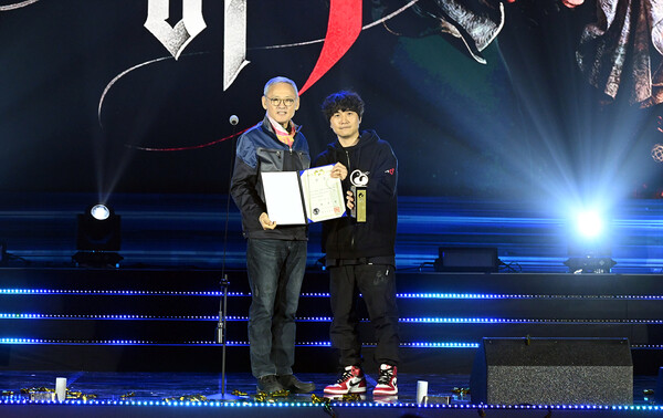 지난해 11월 15일 부산 벡스코 컨벤션홀에서 열린 '2023 대한민국 게임대상'. 지난해 대상은 네오위즈의 'P의 거짓'이 수상했다. 사진은 (왼쪽부터) 유인촌 문화체육관광부 장관과 최지원 'P의 거짓' 총괄 디렉터. [한국게임산업협회 제공=뉴스퀘스트]
